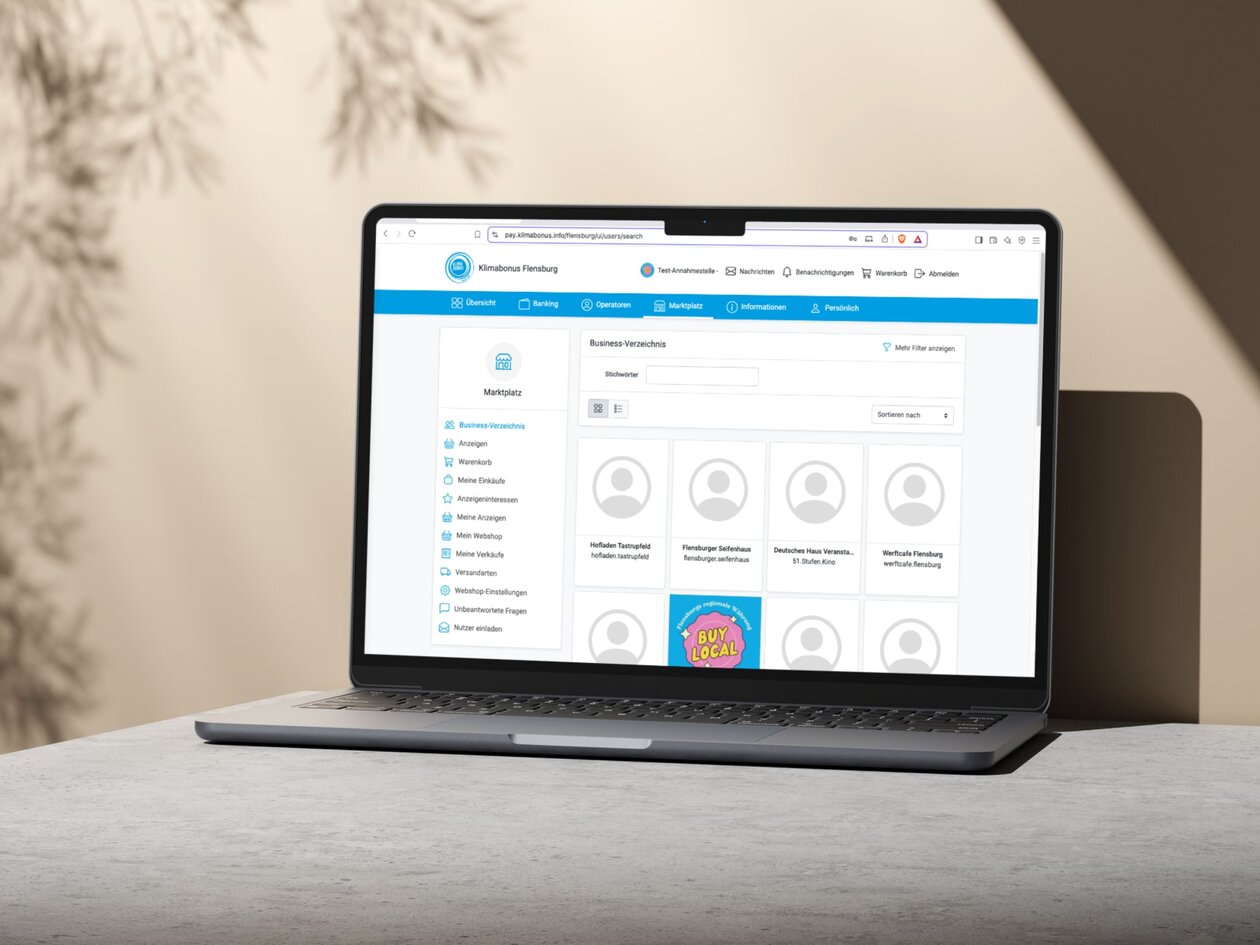 Man sieht einen Laptop. Im Browser ist die Klimabonus Plattform geöffnet.