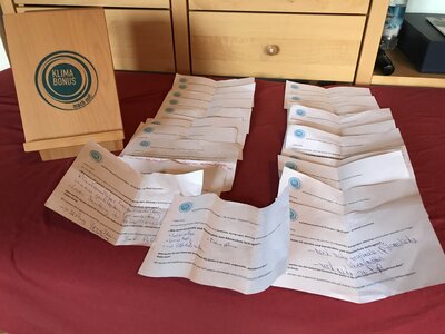 Klimabonus-Sammelbox mit eingegangenen Umfragebögen