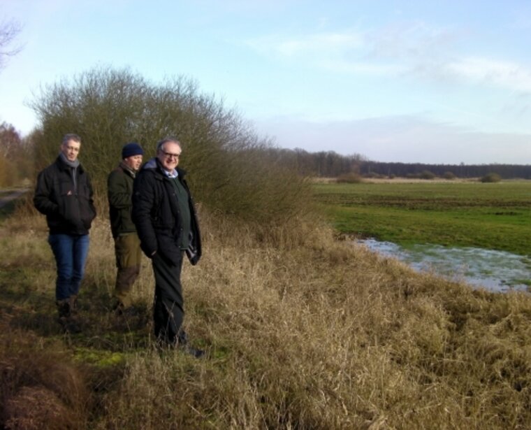 Christian Gelleri (Projekt Klimabonus), Olaf Oljenik (Projektbüro „Grünes Band“) und Frank Jansky (Projekt Klimabonus) (v.r.n.l.) besichtigen eine artenreiche Feuchtwiese des Cheiner Torfmoores.
