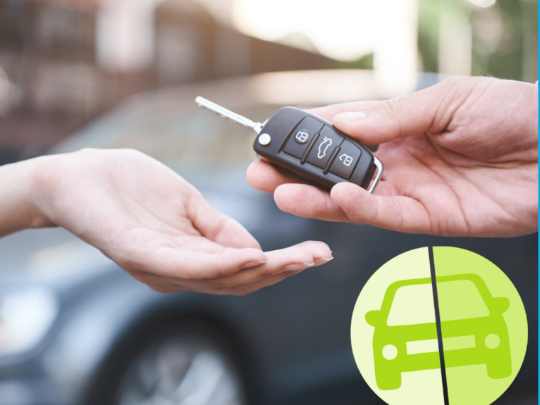 Zwei Hände die einen Autoschlüssel übergeben.