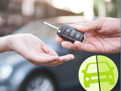 Zwei Hände die einen Autoschlüssel übergeben.