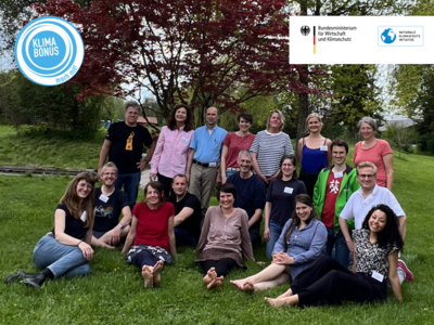 Zu sehen sind die Mitarbeiter*innen des Klimabonus aus den fünf Projektregionen beim Kickoff-Meeting in Waging.